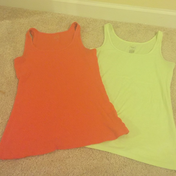 Tank top bundle !!