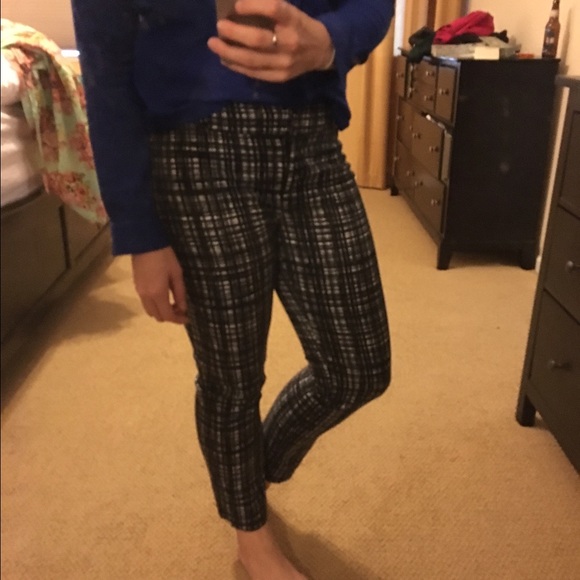 🔹🔸BUNDLED!🔸🔹Plaid Cropped Slacks - Picture 2 of 3
