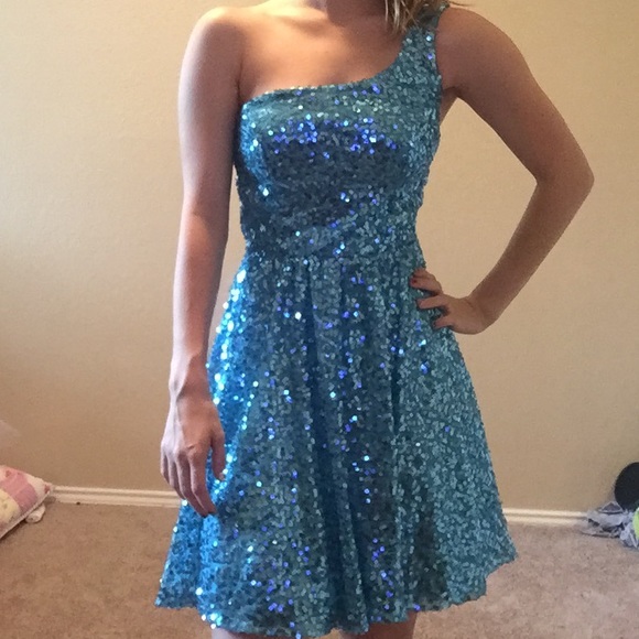 WINDSOR Dresses & Skirts - Beautiful short blue sequin formal dress  size 5