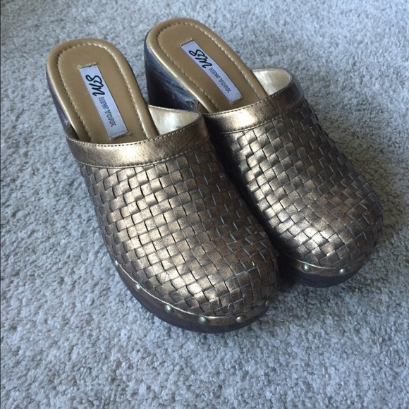 Women's size 8 Bronz clogs