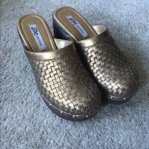 Women's size 8 Bronz clogs