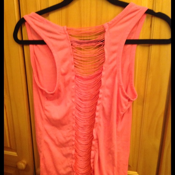 Round neck sleeveless top