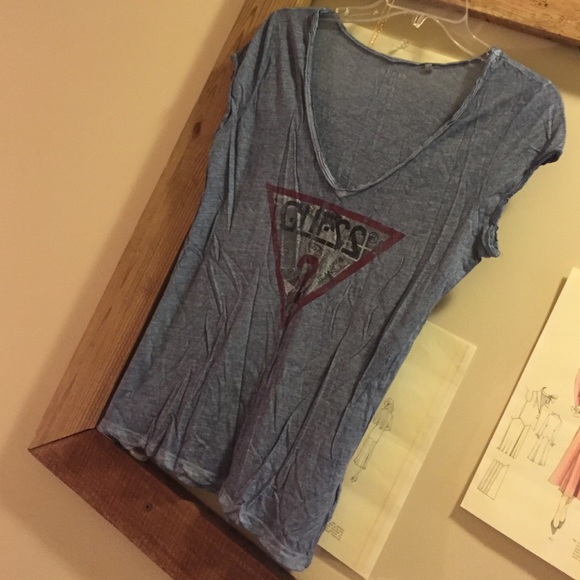 Guess V-Neck - Picture 2 of 2
