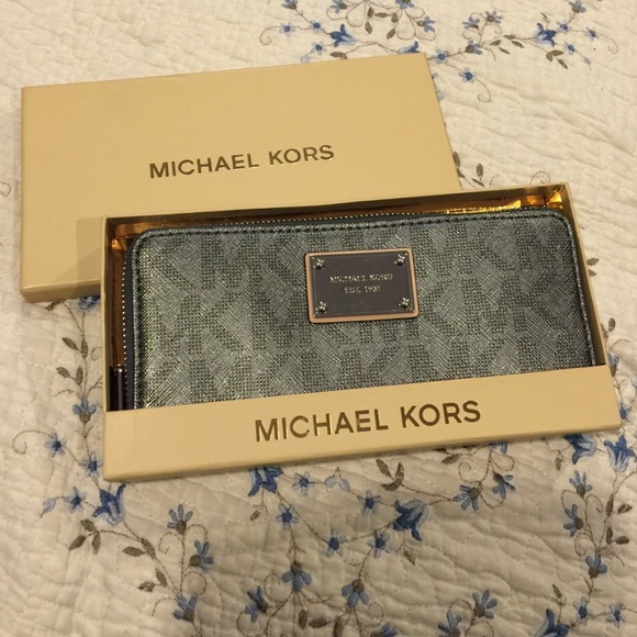Michael Kors Handbags - 🎀Authentic Michael Kors Jet Set Wallet🎀
