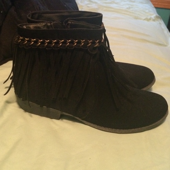 Super cute ankle booties never worn!
