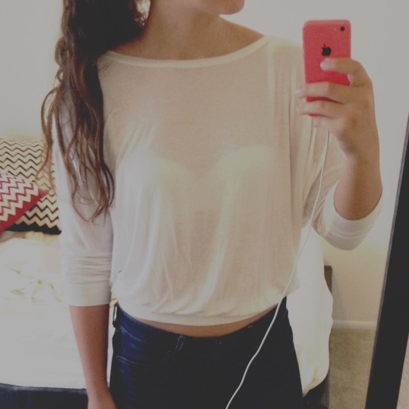 ((SOLD))  WET SEAL WHITE 3/4 LENGTH TOP