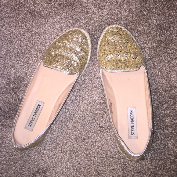 Super cute and casual gold Steve Madden flats!
