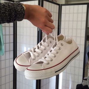 WHITE LOW TOP CONVERSE