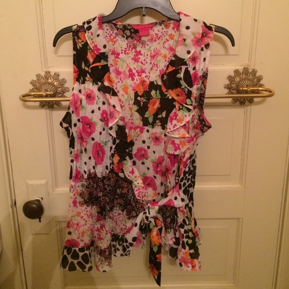 Sunny Leigh ruffle top!! Love the colors!!👒👒