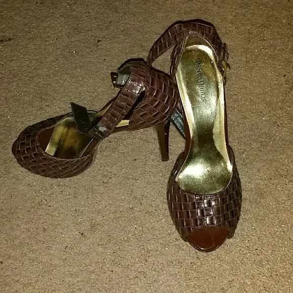 Shoes - Picture 2 of 4