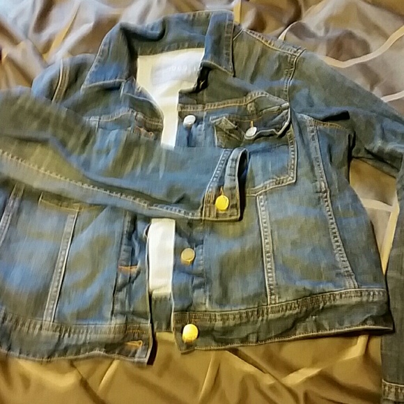 GAP size large barely used denim jacket. Super cut