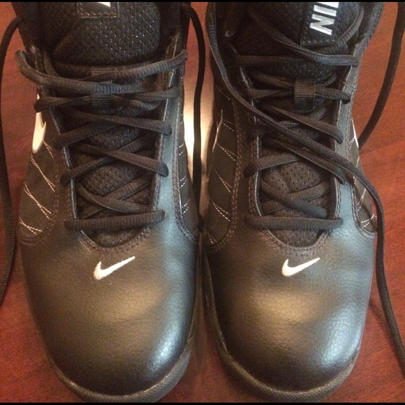 Black Nike size 8 basketball shoes barely worn!