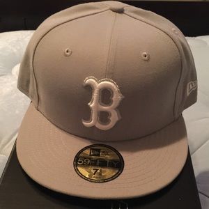 B New Era Cap Size 7 5/8