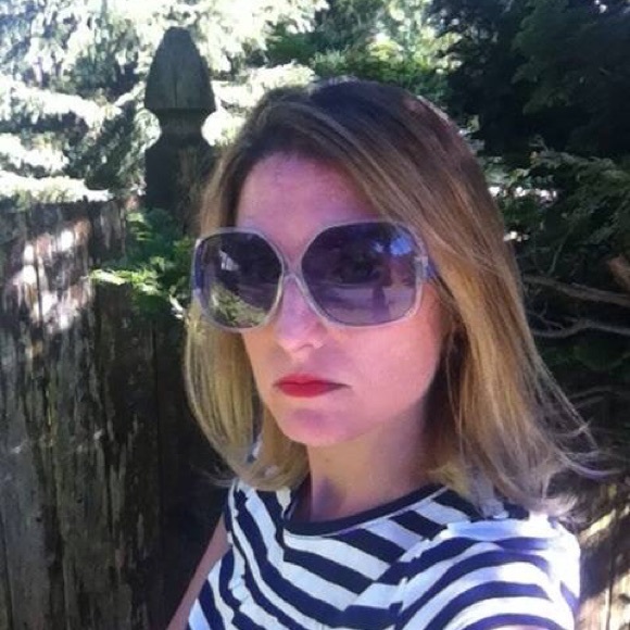 Hi! We are Dee and Glo and we LOVE clothes! - Picture 3 of 4