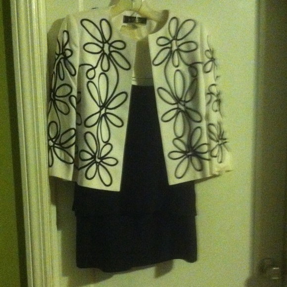 Kasper, beautiful 3 piece suit. Size 2P.