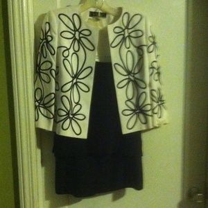 Kasper, beautiful 3 piece suit. Size 2P.