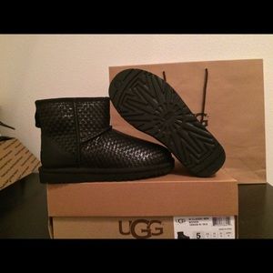UGG Mini Classic Woven- Black