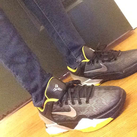 🚨$2.99 SHIPPING!🚨 Nike Kobe VII GradeSchool Sz 5