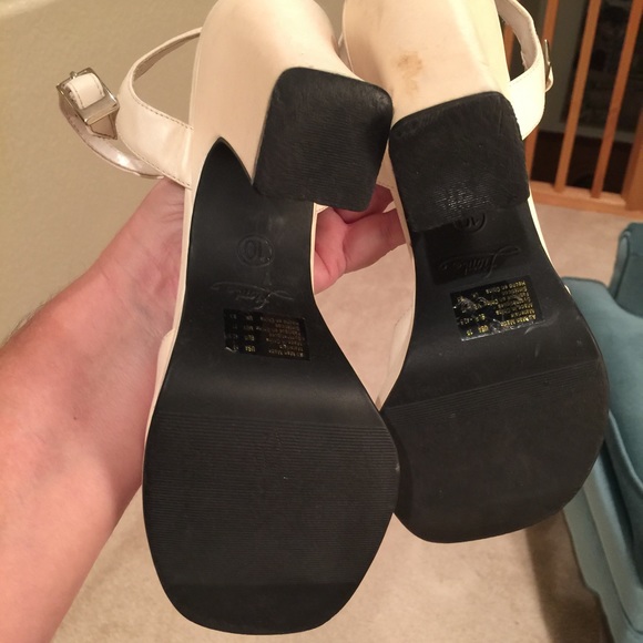 Cream colored strapped heels - Picture 2 of 2