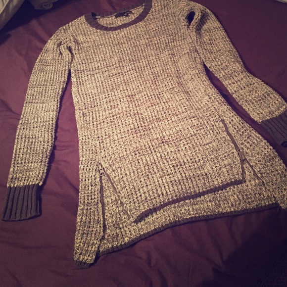 Gray and white long sweater with zipper