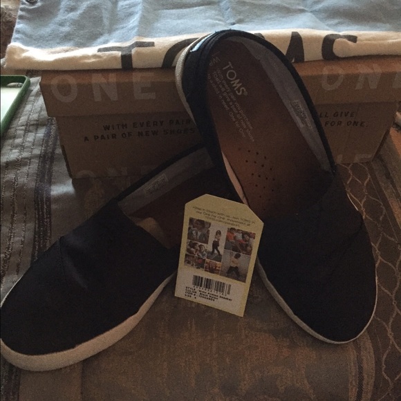 NEW Toms, Women's Avalon sneaker, black, size  8