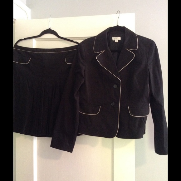 Two-piece skirt suit - Picture 2 of 5