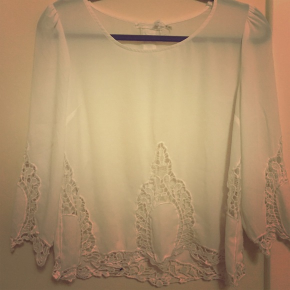 Dolce vita lace top. Missing a button on back