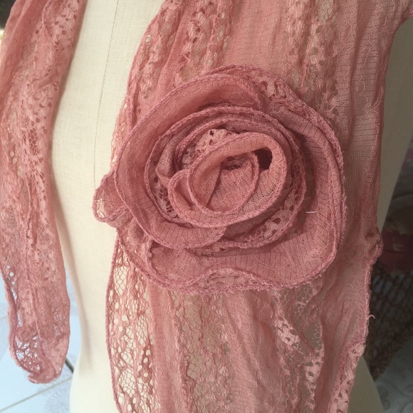 ❎⬇️PRICE DROPPED⬇️⬇️⬇️❎. Lace flower scarf - Picture 2 of 4