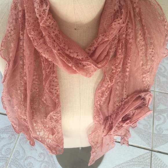 ❎⬇️PRICE DROPPED⬇️⬇️⬇️❎. Lace flower scarf - Picture 4 of 4