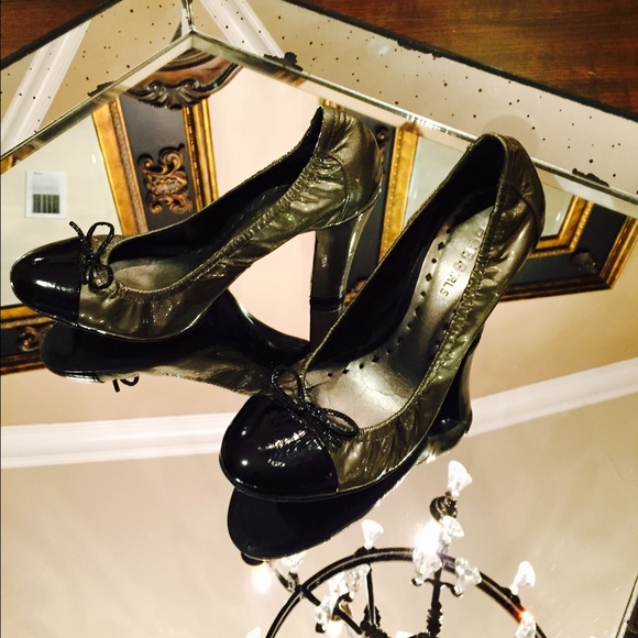 BCBG black and pewter pumps