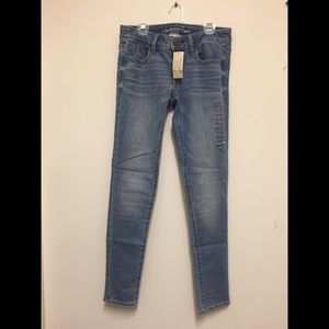 NWT AE light wash skinny jeans! Size 6