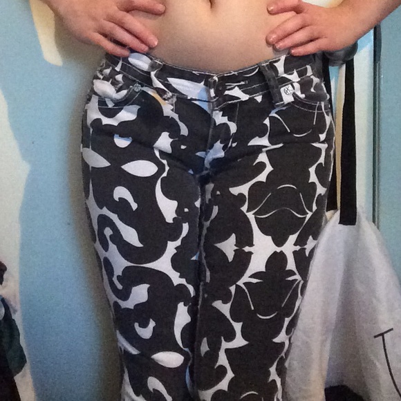 Bold abstract printed skinny jeans