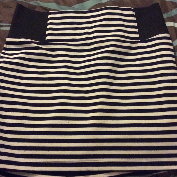 Short skirt - Picture 1 of 2