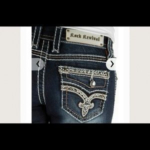 Skinny dark wash rocks