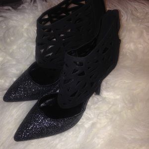 Pointed-toe suede heel