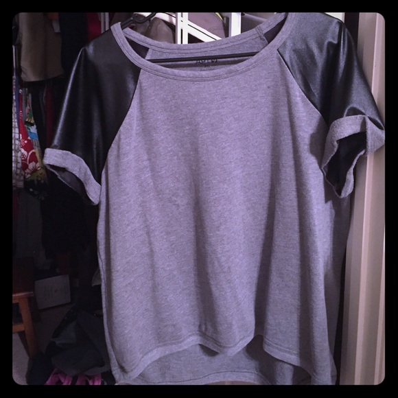 Gray/Black. Apt 9 short sleeve sweatshirt