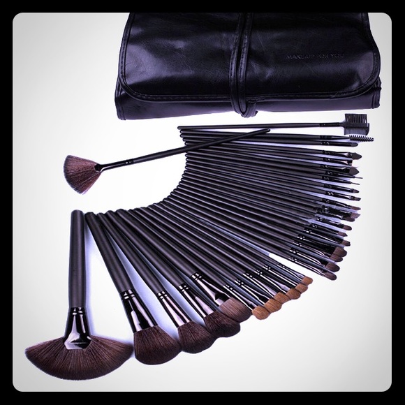 NWOT Makeup Brush Set!