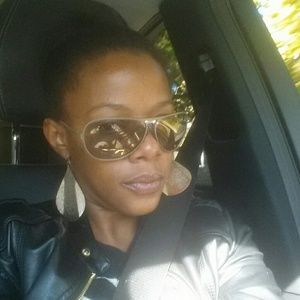 Meet your Posher, Antoinette