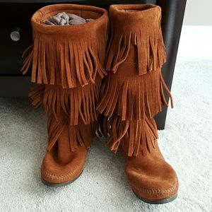MINNETONKA COGNAC FRINGE BOOTS BRAND NEW