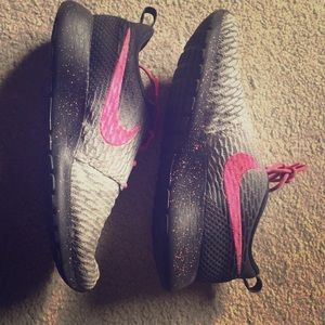 Lightly worn custom roshe runs. One of a kind😊