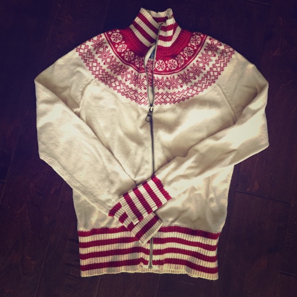 Adorable zip up sweater with red accents