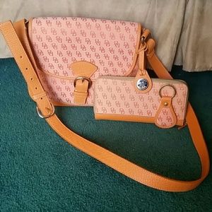👜 Dooney & Bourke Orange Crossbody Purse