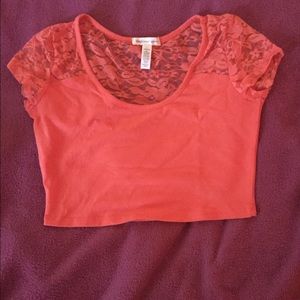 Lace Shoulder Fitting Crop Top
