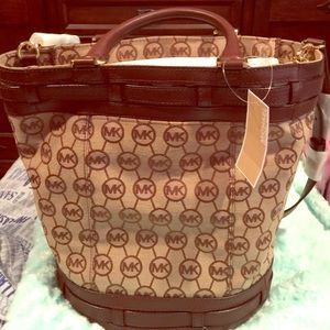 NWT Micheal Micheal Kors Bucket Bag MK logo