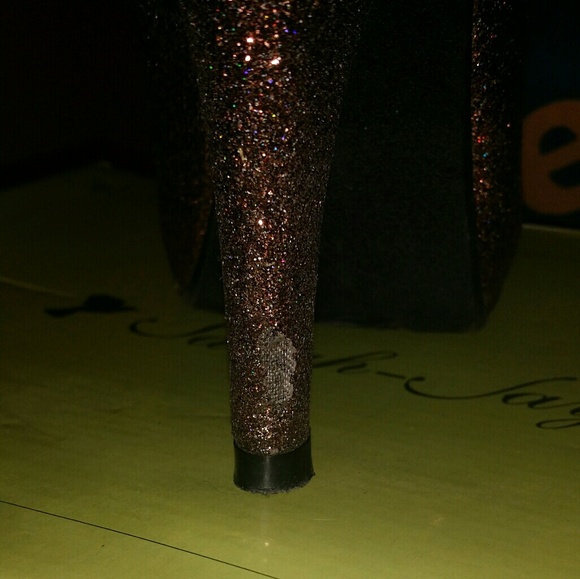 Meet your Posher, Megan - Picture 2 of 3