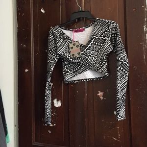 REDUCED Long sleeve patterned crop top.