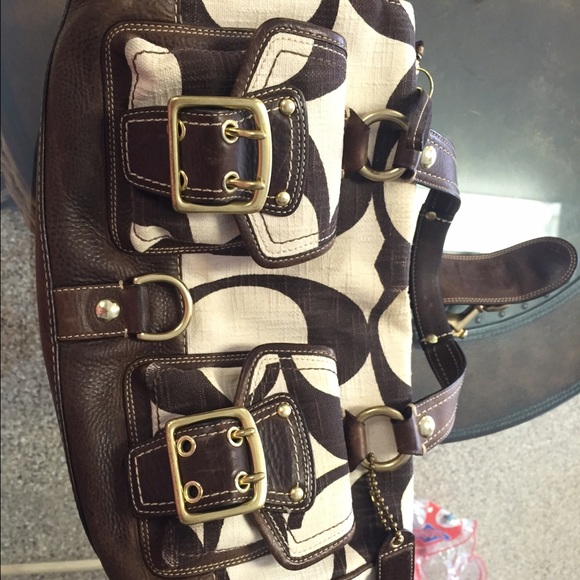 Great condition coach purse. Very unique - Picture 2 of 4