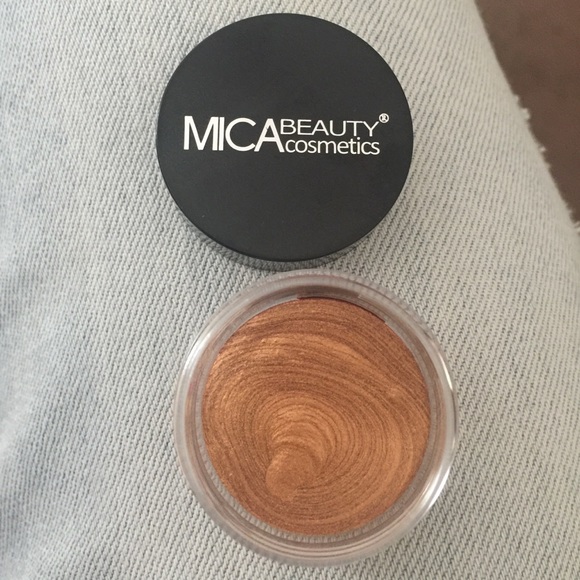 Cream eyeshadow in bronze. New, never used.