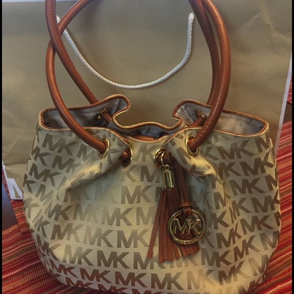 Michael Kors Handbags - Pre loved Authentic Michael Kors bag. Must see!