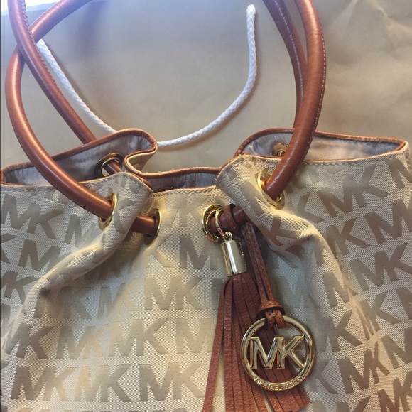Pre loved Authentic Michael Kors bag. Must see! - Picture 2 of 4